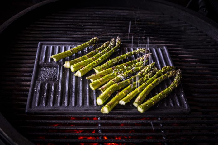 HOLY SMOKE BBQ CAST IRON REVERSIBLE GRIDDLE kopen - BBQ Friends