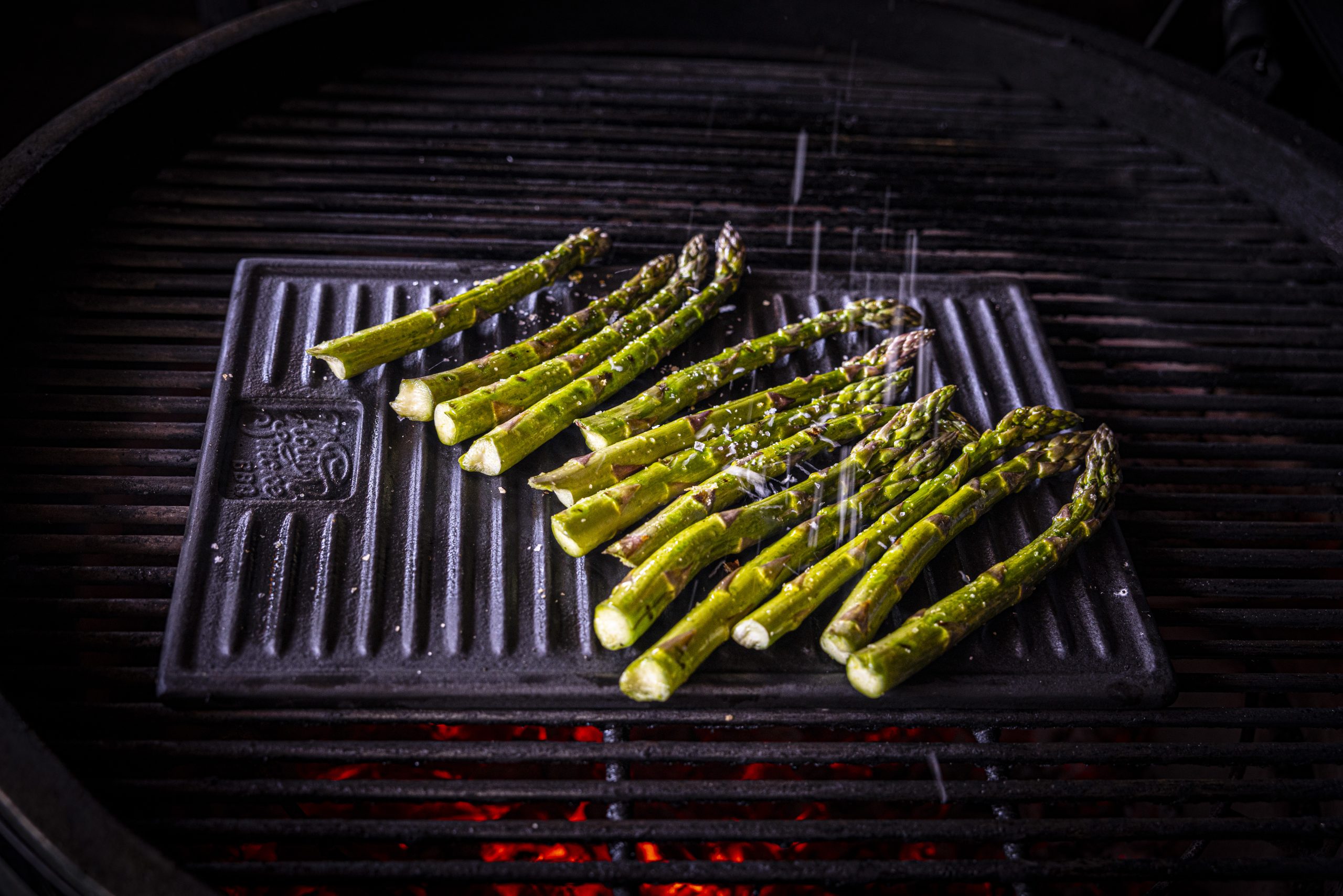 HOLY SMOKE BBQ CAST IRON REVERSIBLE GRIDDLE kopen - BBQ Friends